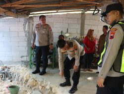 Tinjau Tanah Ambles di Banjarejo, Kapolres Blora Tawarkan Relokasi dan Salurkan Bantuan