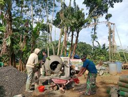 Warga dan Prajurit TNI Bergotong Royong Bangun Tiang Toren Air dari Sumur Bor, Sasaran Fisik TMMD Reguler ke-127 di Desa Gedong