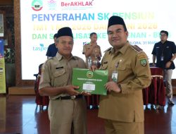 Serahkan 70 SK Pensiun, Bupati Arief Ajak ASN Purna Tugas Tetap Jadi Teladan Masyarakat